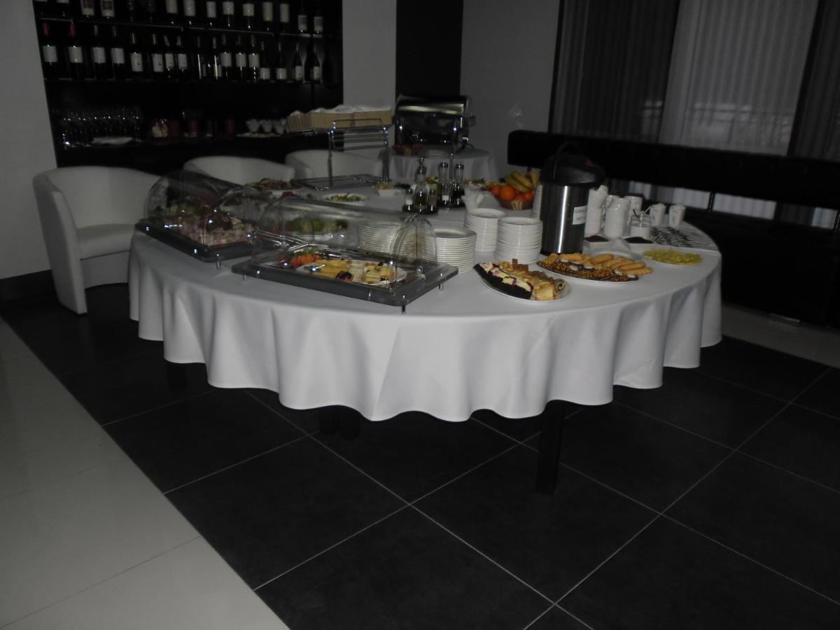 Hotel Grafit Kostomloty Pierwsze المظهر الخارجي الصورة