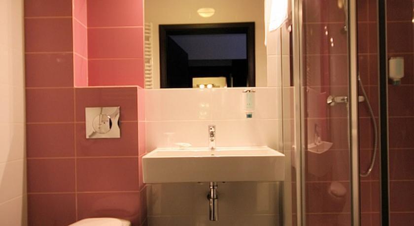 Hotel Grafit Kostomloty Pierwsze المظهر الخارجي الصورة