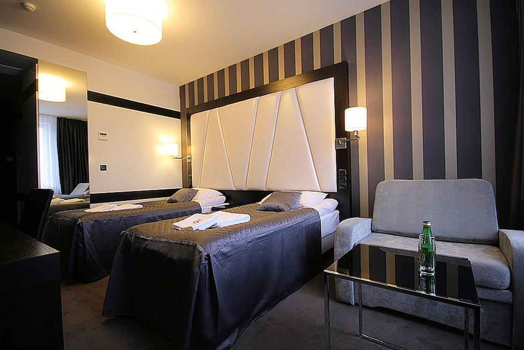 Hotel Grafit Kostomloty Pierwsze الغرفة الصورة