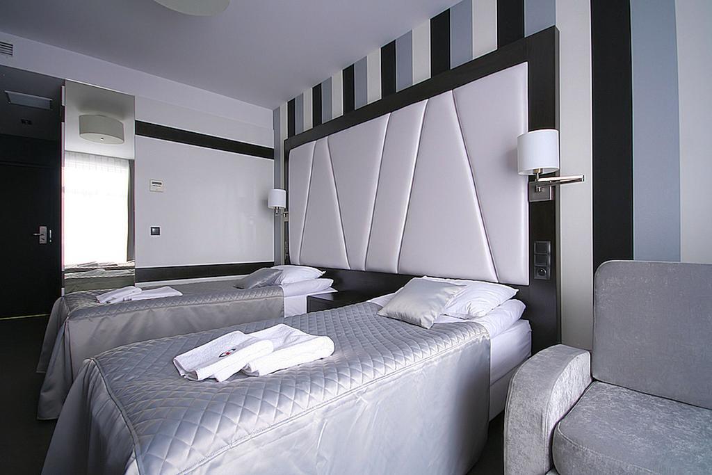Hotel Grafit Kostomloty Pierwsze الغرفة الصورة