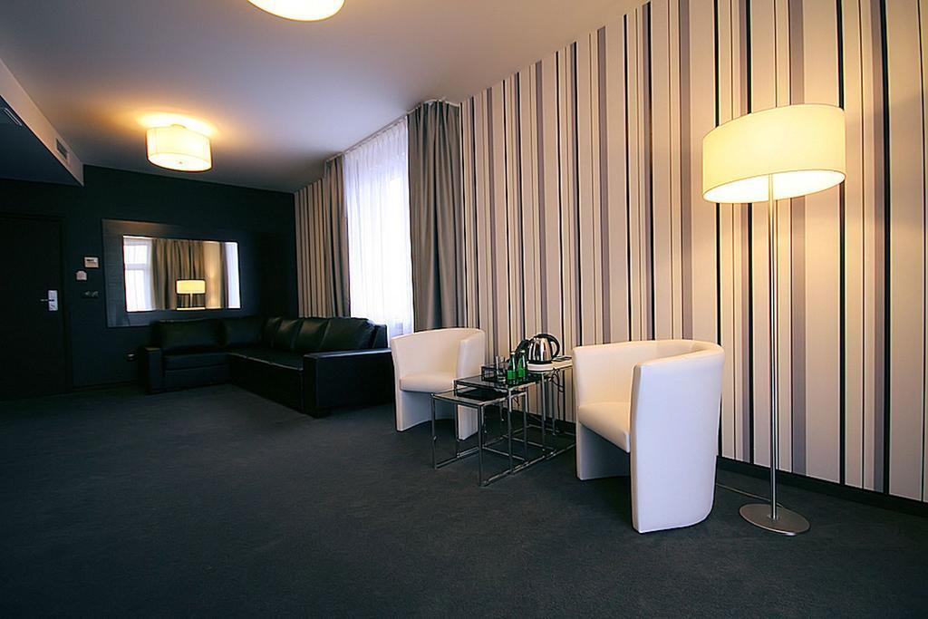 Hotel Grafit Kostomloty Pierwsze الغرفة الصورة