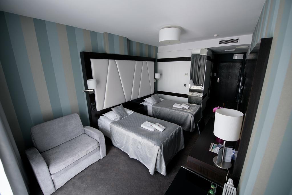 Hotel Grafit Kostomloty Pierwsze المظهر الخارجي الصورة