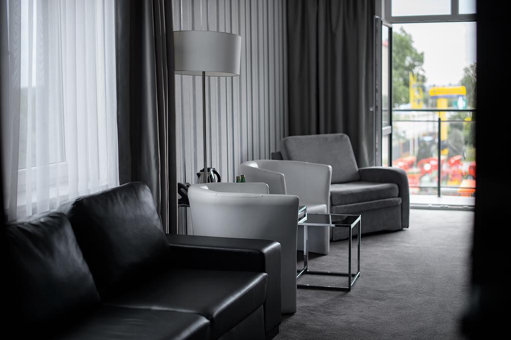 Hotel Grafit Kostomloty Pierwsze المظهر الخارجي الصورة