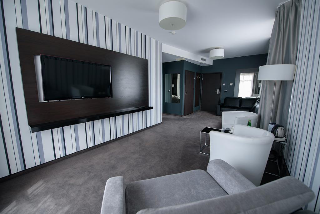 Hotel Grafit Kostomloty Pierwsze المظهر الخارجي الصورة