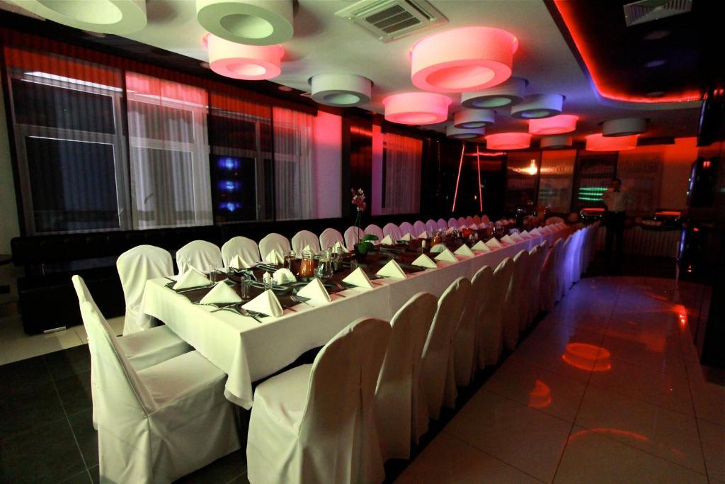 Hotel Grafit Kostomloty Pierwsze المظهر الخارجي الصورة